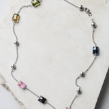 Gargantilla en oro blanco con piedras semipreciosas facetadas